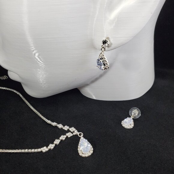 Bridal Jewelry earrings and necklace matching set, CZ clear stones - Picture 4 of 8